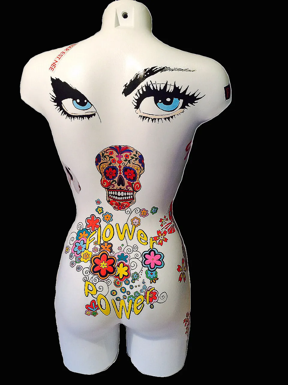 Dos d'un buste-mannequin blanc avec grands yeux bleus et crâne mexicain fleuri