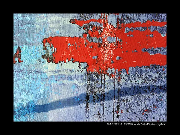 Macro-photographie abstraite : large coulée de rouge vif avec gouttes sur un fond bleu profond