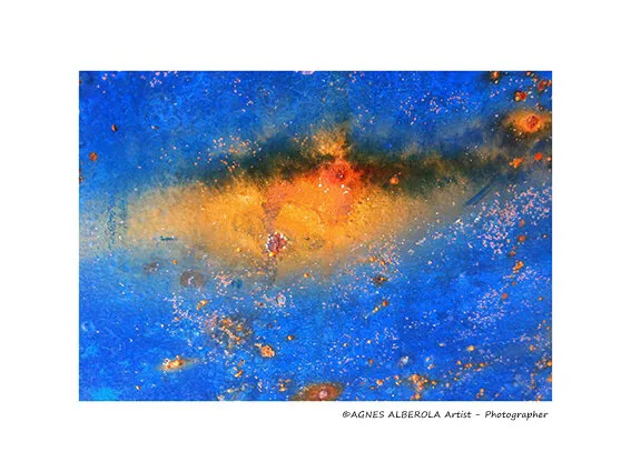 Macro-photographie abstraite bleue avec une diagonale orange évoquant une nébuleuse