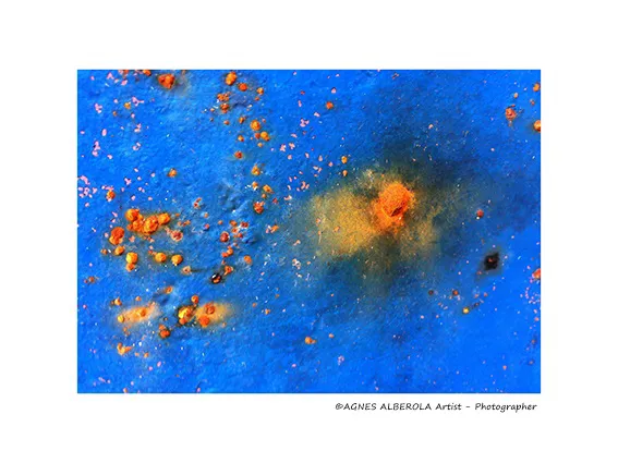 Macro-photographie abstraite bleu vif constellée de rouille