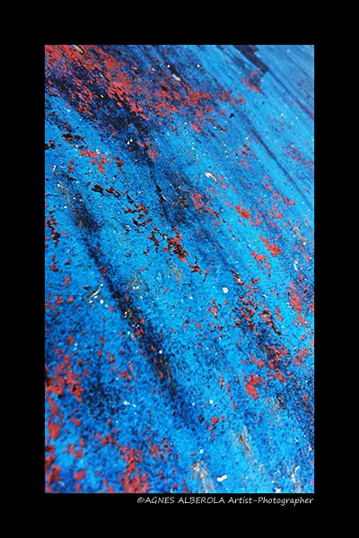 Macro-photographie abstraite d'une coque bleu cobalt mouchetée de rouille