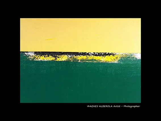 Macro-photographie abstraite verte avec un horizon jaune