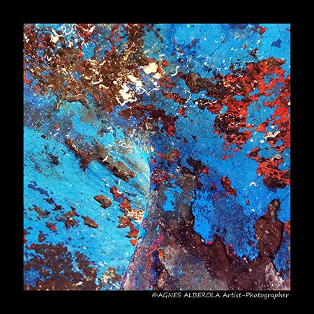 Macro-photographie abstraite bleu et turquoise avec rouille rouge