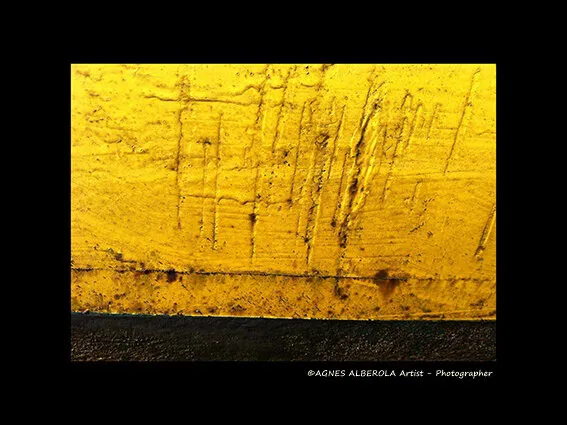 Macro-photographie abstraite d'une surface jaune d'or striée