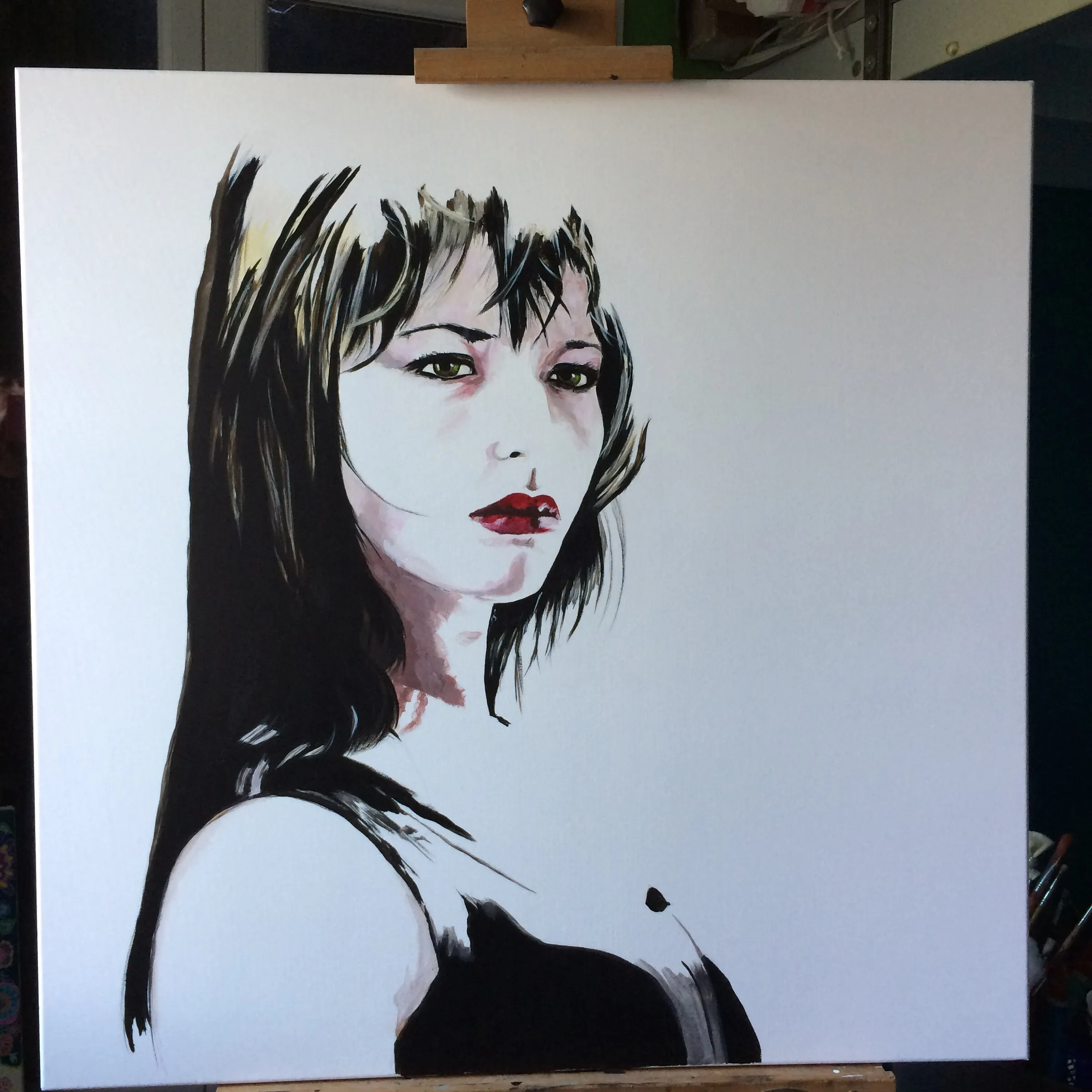 Portrait acrylique d'une femme aux cheveux noirs et lèvres rouge sombre sur fond blanc