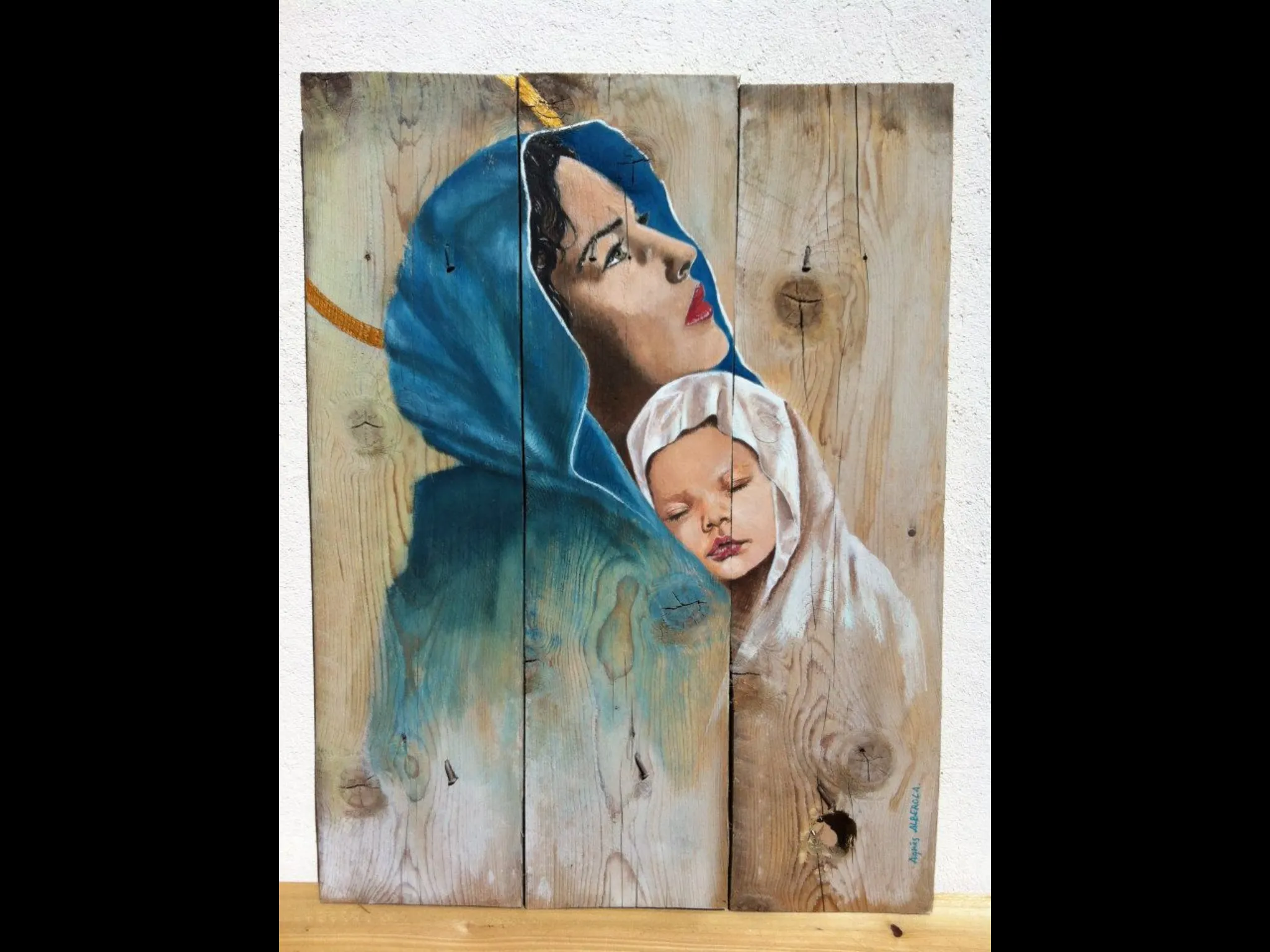 Vierge à l'enfant au voile bleu sur fond de bois